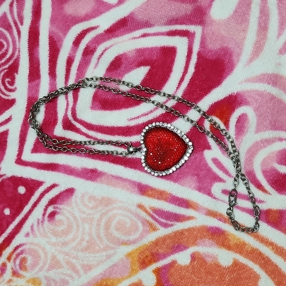 Red heart and rhinestone necklace - Picture 2 of 6
